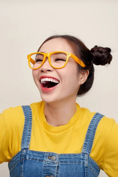 Közelkép Gyönyörű Fiatal Ázsiai Nevetni Hangosan Két Haj Zsemle — Stock Fotó
