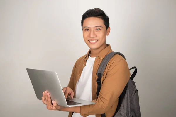 Een Knappe Jonge Student Met Behulp Van Laptop Vervoert Rugzak — Stockfoto