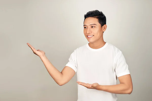 Joven Hombre Guapo Señalando Lado Con Mano Palma Abierta Presentando — Foto de Stock