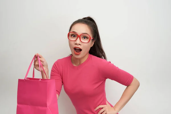 楽しい女性のショッピングパッケージピンク色 — ストック写真
