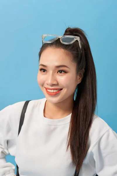 Asiática Estudiante Chica Sobre Aislado Azul Pared Feliz Sonriente — Foto de Stock