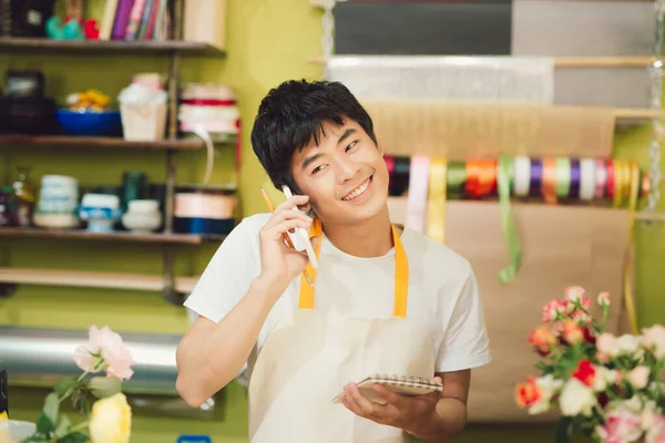 Joven Florista Hablando Por Teléfono Mientras Trabaja Con Cuaderno Tienda — Foto de Stock