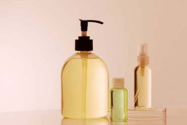 Araştırmacılar laboratuvarlarda cam, kozmetik ve enerji araştırma kullanıyor.