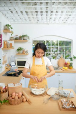 Cam kaseye yumurta çatlama kadın