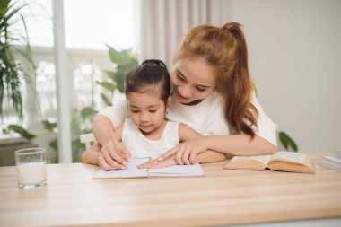 mutlu küçük kız annesi ile kitap arıyorum