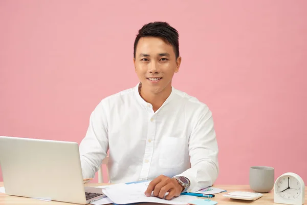 Jovem Atraente Asiático Empresário Usando Laptop Sentado Mesa Mesa Escritório — Fotografia de Stock