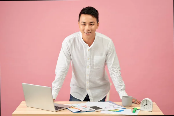 Masasına Yaslanmış Bir Dizüstü Bilgisayar Üzerinde Çalışan Gülümseyen Genç Asyalı — Stok fotoğraf
