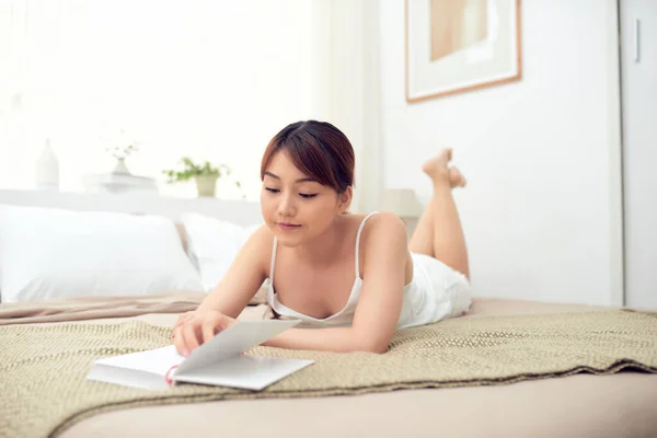 Beautiful Asian Woman Reading Book Lying Bed Morning — Stock Photo, Image