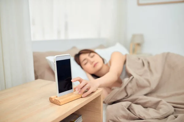 Анонсуюча Сигналізація Жінка Лежачи Ліжку Прокидається Мобільному Телефону Вимикає Шумний — стокове фото