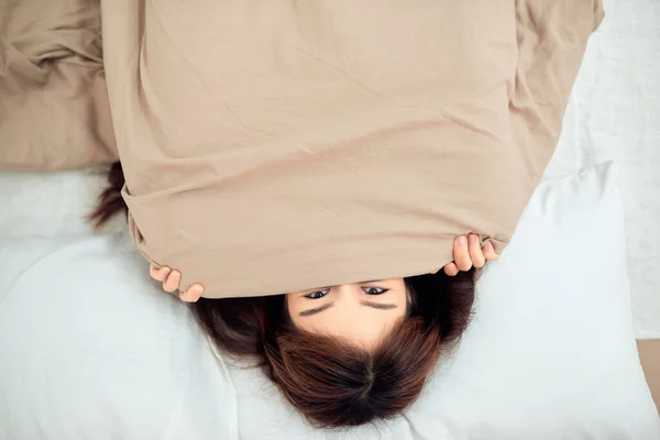 Draufsicht Auf Die Schöne Asiatische Mädchen Bett Unter Der Decke — Stockfoto