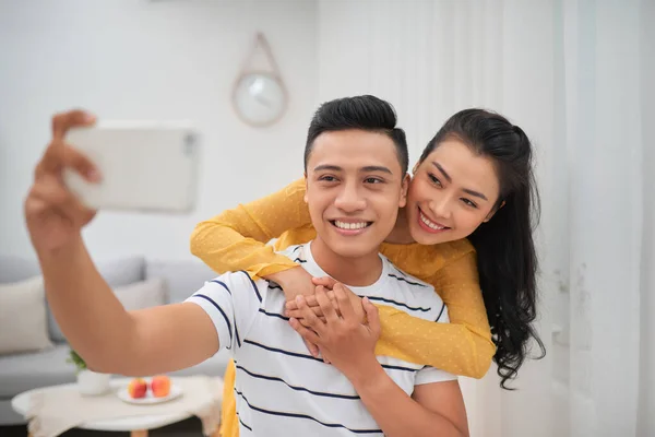 Casal Feliz Fazendo Uma Selfie Sala Estar — Fotografia de Stock