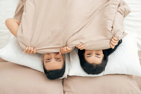 Lustiges Ehepaar Das Bett Liegt Und Sich Unter Einer Weißen — Stockfoto