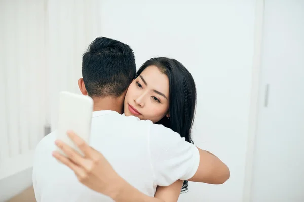 Casal Jovem Quarto Uma Mulher Atraente Está Verificando Mensagens Recebidas — Fotografia de Stock