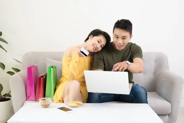 Junge Asiatische Paar Macht Online Einkäufe Auf Laptop Hause — Stockfoto