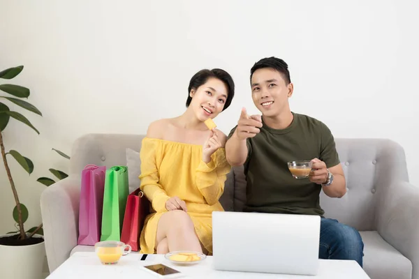 Feliz Jovem Asiático Casal Sentado Sofá Beber Café Casa — Fotografia de Stock