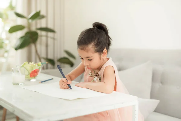 Κοριτσάκι Σχεδιάζοντας Την Εικόνα Στο Τραπέζι Εργαλεία Ζωγραφικής Στους Εσωτερικούς — Φωτογραφία Αρχείου