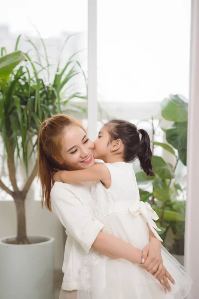 Feliz Familia Cariñosa Madre Asiática Niña Jugando Besando Abrazando —  Fotos de Stock