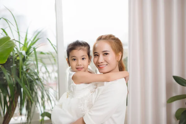 Feliz Ásia Mãe Abraçando Com Ela Bonito Pouco Filha Casa — Fotografia de Stock