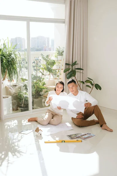 Atraente Jovem Asiático Adulto Casal Olhando Para Casa Planos — Fotografia de Stock