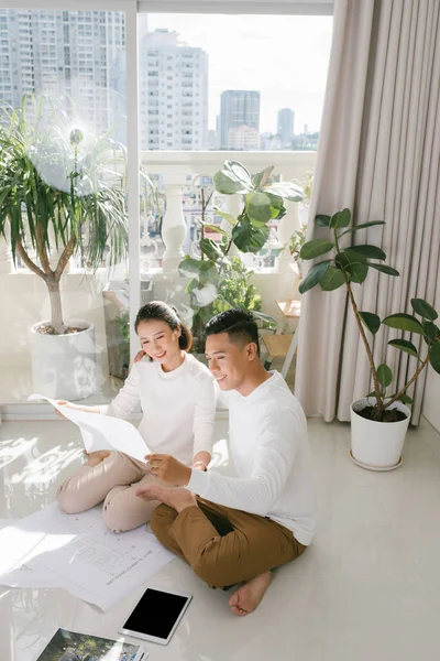 Glückliches Asiatisches Paar Plant Seine Neue Wohnung — Stockfoto