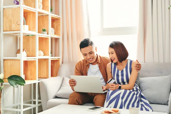 Mooi Aziatisch Paar Met Behulp Van Bankpas Online Met Een — Stockfoto