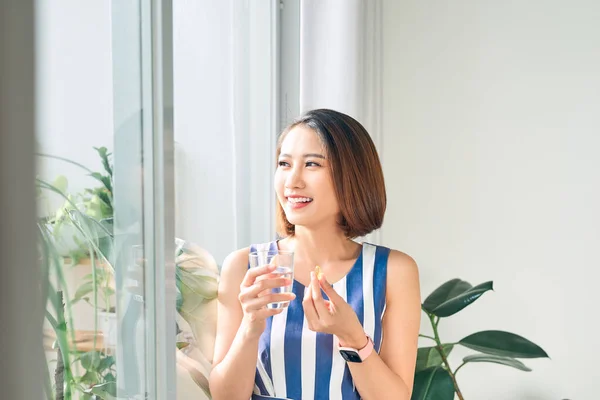 Retrato Una Hermosa Mujer Asiática Sosteniendo Vaso Agua Medicina Vitamina —  Fotos de Stock