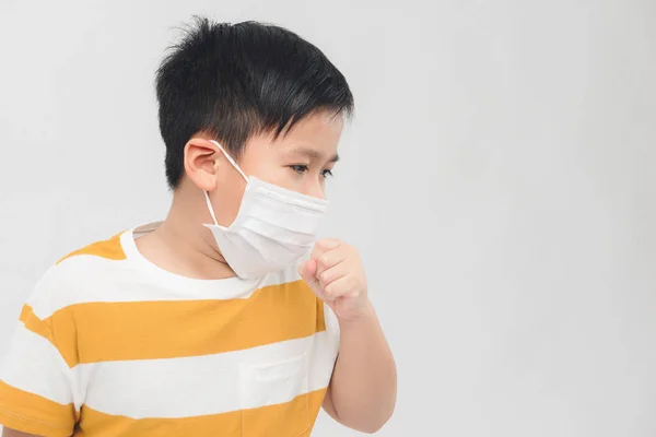 アジアの少年は咳と顔のマスクを着て — ストック写真