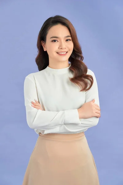 Retrato Bonita Chica Asiática Sonriendo Con Brazo Cruzado Sobre Fondo —  Fotos de Stock