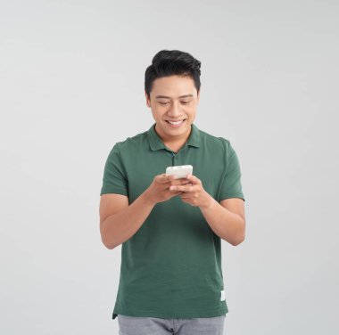 Beyaz arka planda SMS yazan mutlu Asyalı adam