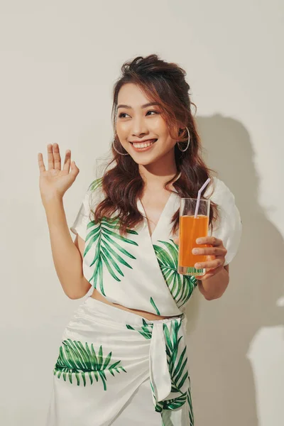 Mulher Asiática Nova Bonita Com Suco Laranja Camisa Tropical Fundo — Fotografia de Stock