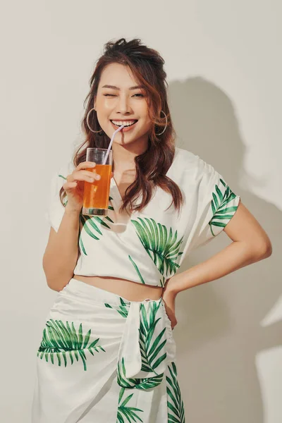 Mulher Asiática Nova Bonita Com Suco Laranja Camisa Tropical Fundo — Fotografia de Stock