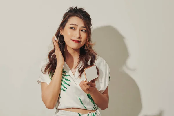 Hermosa Chica Asiática Vestido Verano Haciendo Maquillaje Con Pequeño Espejo —  Fotos de Stock