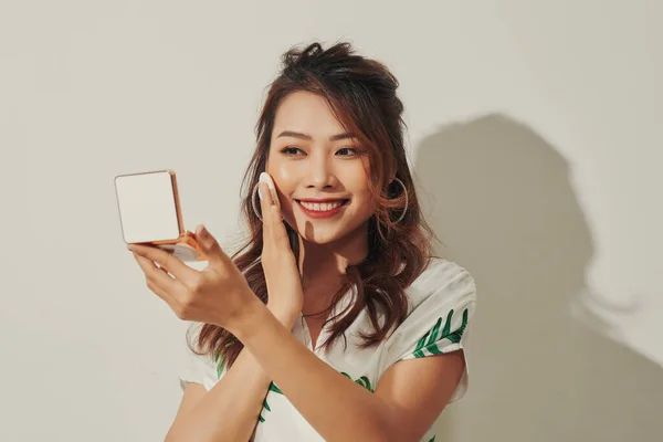 Retrato Chica Asiática Estilo Vestido Verano Haciendo Maquillaje Con Pequeño —  Fotos de Stock