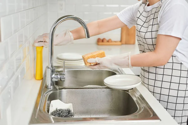 Jovem Mãos Com Manicure Agradável Lavar Pratos Pia Cozinha Usando — Fotografia de Stock