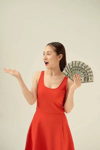 Retrato Uma Jovem Feliz Com Cabelos Longos Sobre Fundo Claro — Fotografia de Stock