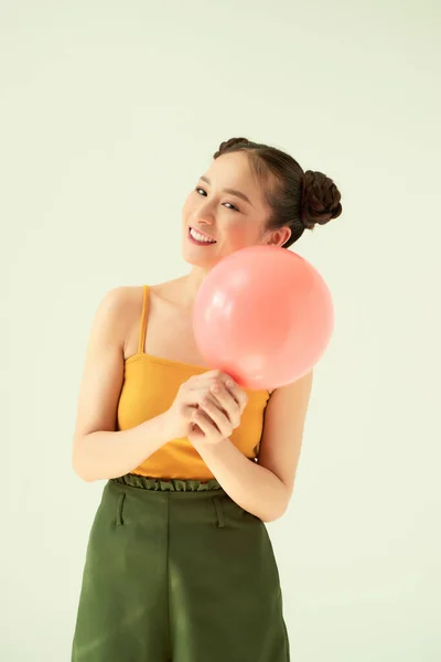 Menina Asiática Alegre Feliz Segurando Balão Rosa Sobre Fundo Luz — Fotografia de Stock