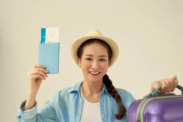 Mujer Viajera Con Pasaporte Billete Sobre Fondo Blanco — Foto de Stock