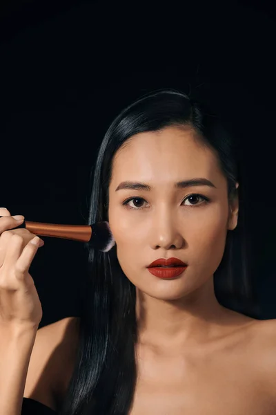 口紅を塗る若いアジア人女性の肖像 — ストック写真