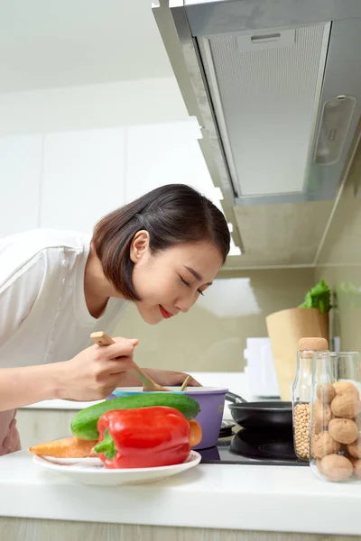 Giovane Donna Che Cucina Cucina Cibo Sano Concetto Dieta Stile — Foto Stock