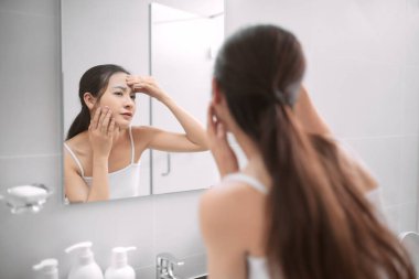 Cilt sorunları olan genç bir kadın.