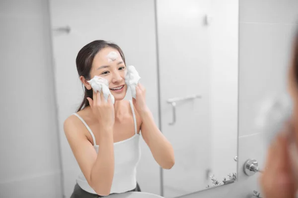 Wanita Muda Yang Cantik Mencuci Busa Wajahnya Kamar Mandi — Stok Foto