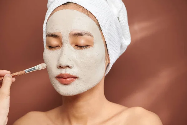 Jovem Atraente Aplicando Máscara Cosmética Seu Rosto — Fotografia de Stock