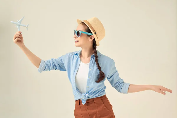 Retrato Jovem Mulher Feliz Segurando Aviões Jato Fundo Branco Banner — Fotografia de Stock