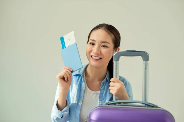 Πορτρέτο Μιας Χαρούμενης Νεαρής Γυναίκας Που Κατέχει Ταξιδιωτικά Εισιτήρια Και — Φωτογραφία Αρχείου