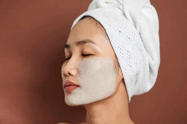 Close Tiro Bela Mulher Asiática Aplica Máscara Purificante Rosto Tem — Fotografia de Stock