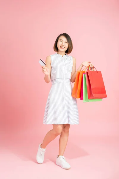 Gelukkig Jong Casual Vrouw Met Paperbags Plastic Credit Card — Stockfoto
