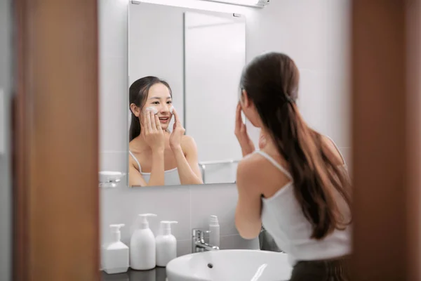 Hermosa Mujer Limpiando Cara Con Tratamiento Espuma Baño — Foto de Stock