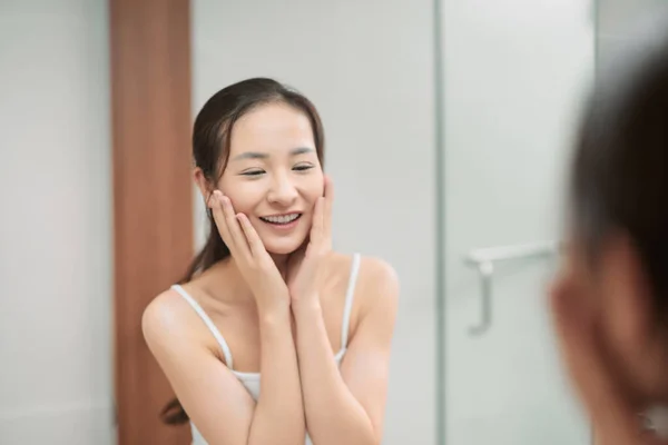 Perawatan Kulit Kecantikan Gadis Muda Cantik Menyentuh Wajahnya Depan Cermin — Stok Foto