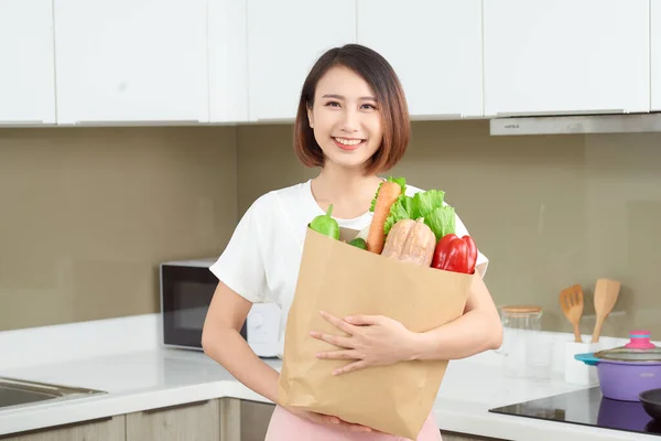 Feliz Joven Asiática Mujer Con Verduras Bolsa Compras Concepto Dieta —  Fotos de Stock