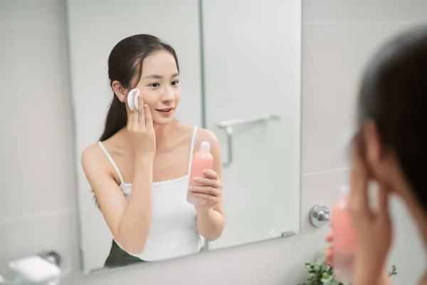 Mujer Limpiándose Cara Con Algodón Baño — Foto de Stock